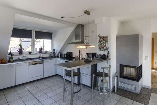 Küche und Kamin - Dachgeschosswohnung in 85416 Langenbach mit 99m² kaufen