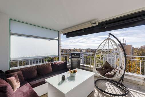 Balkon mit Markise und Heizstrahler Balkon mit Markise und Heizstrahler - Dachgeschosswohnung in 85764 Oberschleißheim mit 78m² kaufen