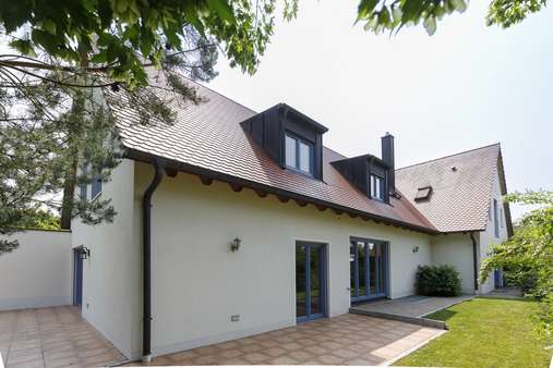 Westansicht mit Terrasse - Einfamilienhaus in 85354 Freising mit 313m² kaufen