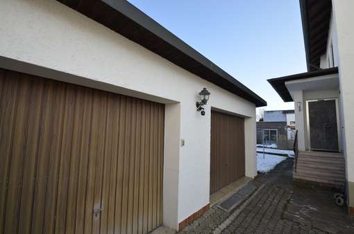 Garagen und Hauseingang - Zweifamilienhaus in 85368 Moosburg mit 218m² kaufen