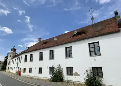 Mächtige Schlossanlage mit 14 Wohneinheiten zwischen Landshut und Dingolfing.   