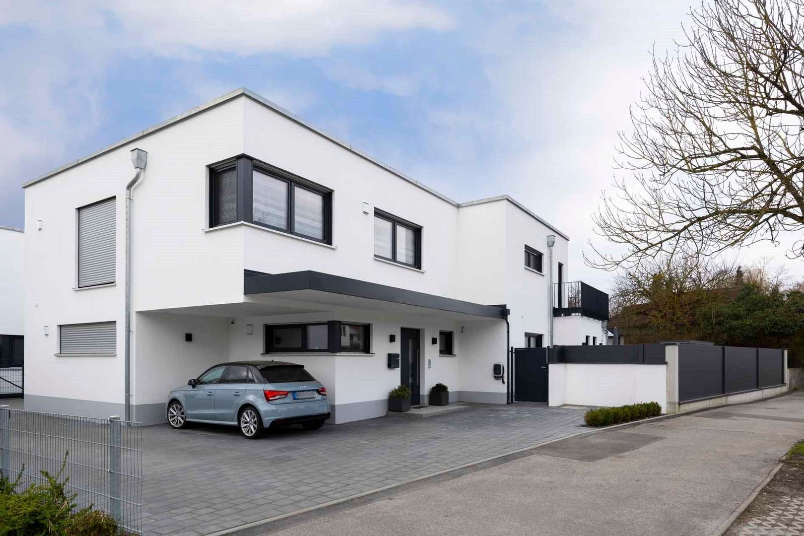 Außenansicht mit Stellplätzen - Doppelhaushälfte in 85049 Ingolstadt mit 164m² kaufen