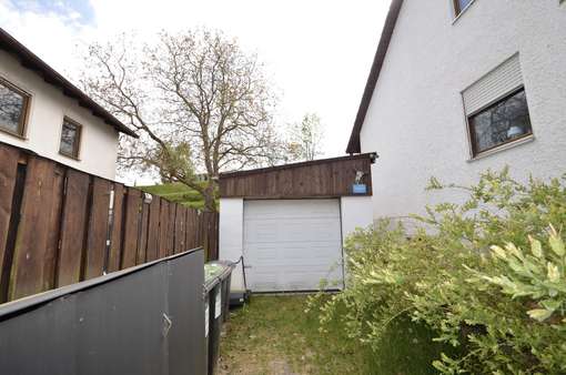 Garage links - Zweifamilienhaus in 85376 Giggenhausen mit 210m² kaufen