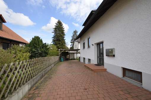 Hauseingang und Carport - Zweifamilienhaus in 85376 Giggenhausen mit 210m² kaufen