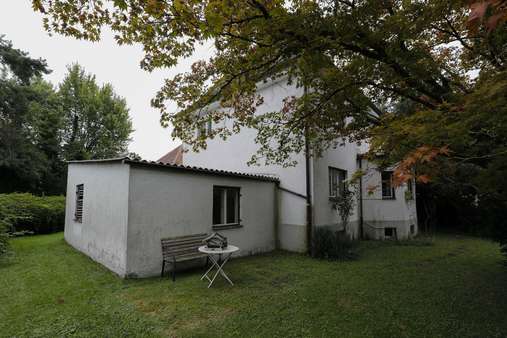 Garagenansicht vom Garten - Einfamilienhaus in 85356 Freising mit 130m² kaufen