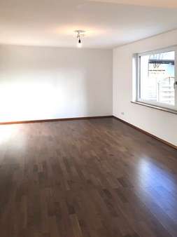 Wohnzimmer - Erdgeschosswohnung in 81249 München mit 109m² kaufen