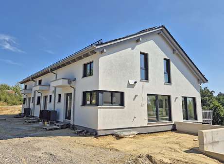Straßenseite westlich - Reiheneckhaus in 85402 Kranzberg mit 158m² mieten