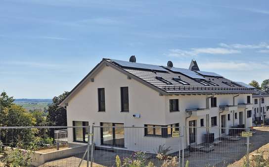 Straßenseite östlich Straßenseite östlich - Reihenmittelhaus in 85402 Kranzberg mit 152m² mieten
