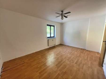 Wohnzimmer - Erdgeschosswohnung in 85221 Dachau mit 66m² kaufen