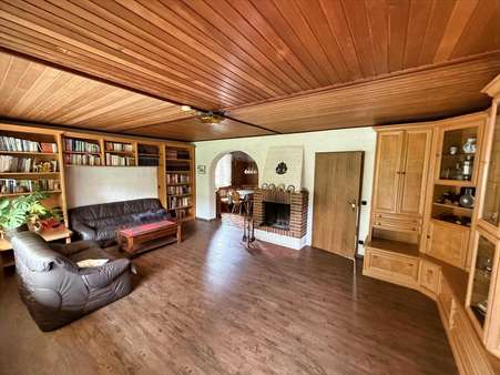 Wohnzimmer mit Kamin im EG - Doppelhaushälfte in 85256 Vierkirchen mit 170m² kaufen