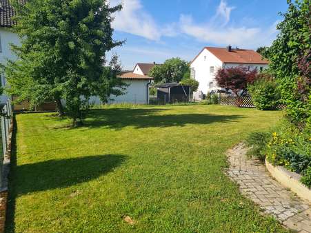 Blick in den Garten - Bungalow in 85244 Röhrmoos mit 99m² kaufen