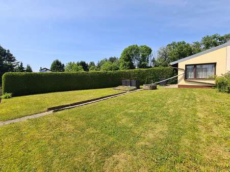 Garten hinter dem Haus - Bungalow in 85244 Röhrmoos mit 99m² kaufen