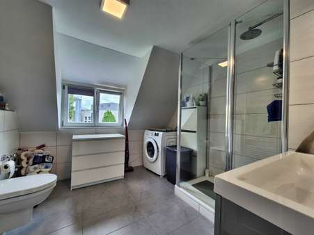Das große Tageslichtbad - Dachgeschosswohnung in 85221 Dachau mit 78m² mieten