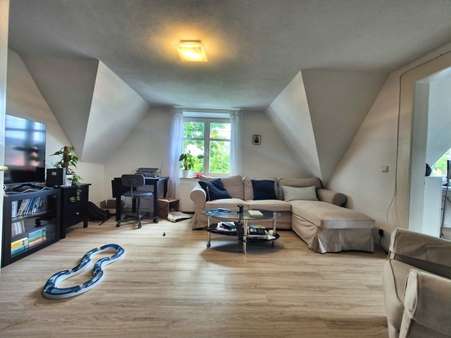 Großzügiges Wohnzimmer - Dachgeschosswohnung in 85221 Dachau mit 78m² mieten