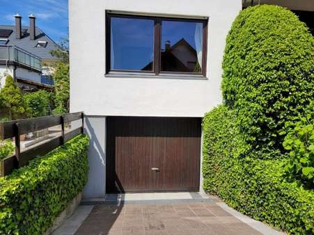 Einfahrt Garage - Zweifamilienhaus in 85757 Karlsfeld mit 160m² kaufen