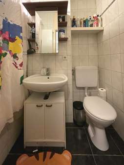 Bad mit Badewanne - Erdgeschosswohnung in 82140 Olching mit 23m² kaufen