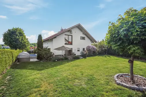 Exklusives Einfamilienhaus mit Pool in ruhiger Ortsrandlage