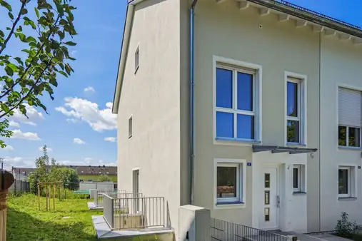 Modernes Reiheneckhaus mit weitausladenden Garten zum Erstbezug