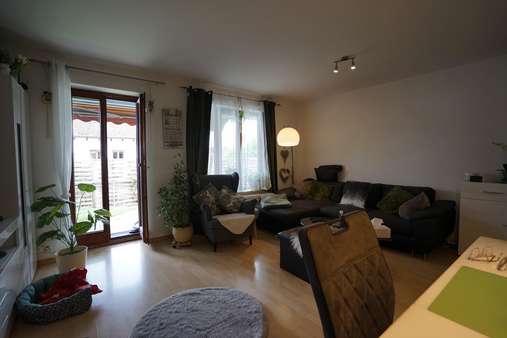 Wohnzimmer - Erdgeschosswohnung in 84405 Dorfen mit 107m² kaufen