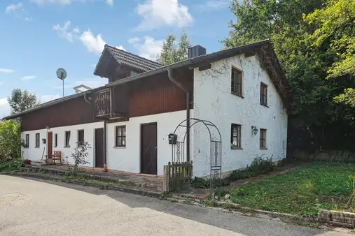 Gemütliche Dachgeschosswohnung mit eigenem Garten 