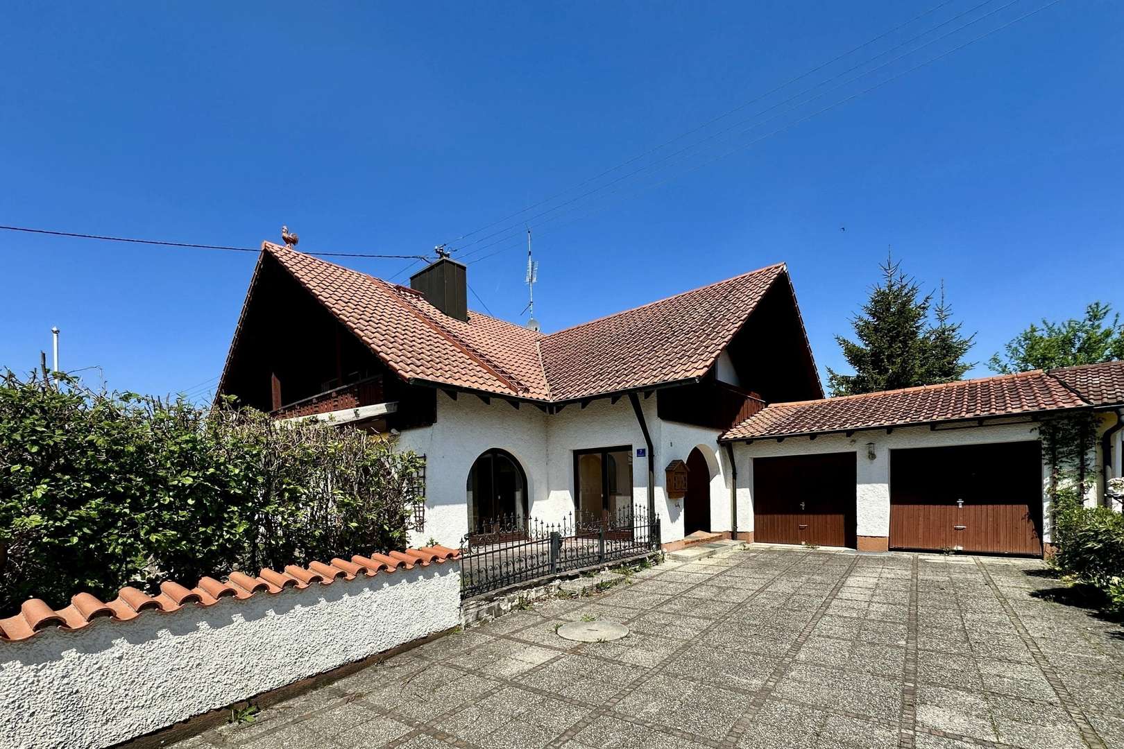 Hauseingang und Garage - Einfamilienhaus in 86947 Weil mit 172m² kaufen