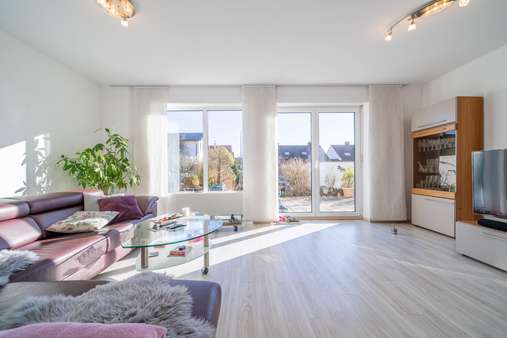Wohnbereich, Zugang zum Südgarten - Doppelhaushälfte in 86926 Greifenberg mit 165m² kaufen