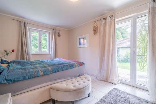 Schlafzimmer mit Zugang zur Südterrasse Schlafzimmer mit Zugang zur Südterrasse - Erdgeschosswohnung in 86911 Dießen mit 89m² kaufen