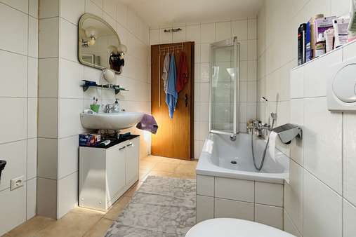 Bad mit Fenster - Dachgeschosswohnung in 86916 Kaufering mit 60m² kaufen