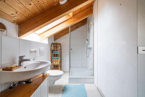 Duschbad mit Fenster Duschbad mit Fenster - Dachgeschosswohnung in 86911 Dießen mit 43m² kaufen