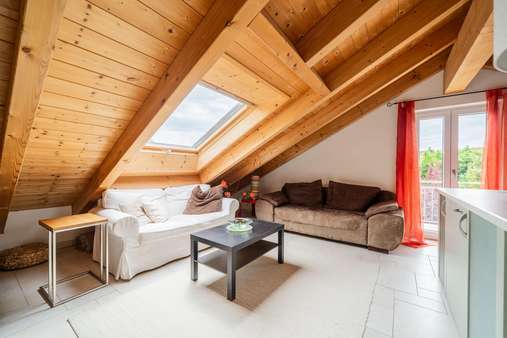 Heller Wohnbereich mit Zugang zum Balkon Heller Wohnbereich mit Zugang zum Balkon - Dachgeschosswohnung in 86911 Dießen mit 43m² kaufen