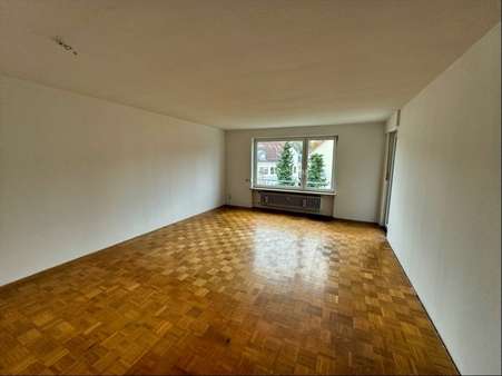 Wohnzimmer - Etagenwohnung in 82256 Fürstenfeldbruck mit 88m² kaufen