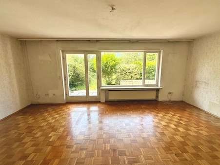 Helles Wohnzimmer Helles Wohnzimmer - Reihenmittelhaus in 82223 Eichenau mit 93m² kaufen