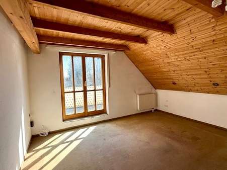 Schlafzimmer mit Balkon - Einfamilienhaus in 82223 Eichenau mit 107m² kaufen