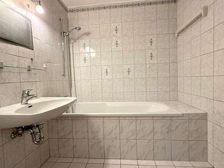 Bad mit Wanne - Etagenwohnung in 82256 Fürstenfeldbruck mit 77m² kaufen