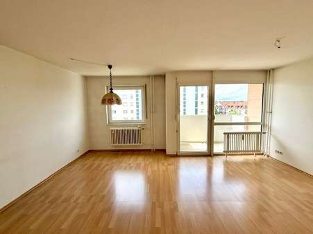 Geräumiges Wohnzimmer - Etagenwohnung in 82256 Fürstenfeldbruck mit 77m² kaufen