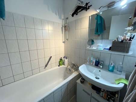 Bad mit Badewanne Bad mit Badewanne - Erdgeschosswohnung in 81477 München mit 67m² kaufen