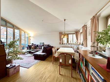 Geräumiges Wohnzimmer - Dachgeschosswohnung in 82256 Fürstenfeldbruck mit 60m² kaufen