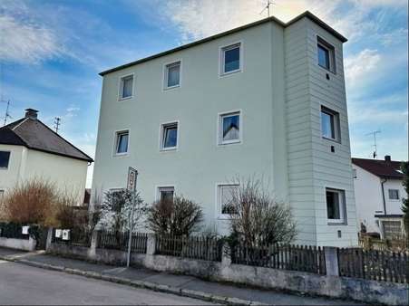 Blick von der Straße - Mehrfamilienhaus in 82256 Fürstenfeldbruck mit 210m² kaufen