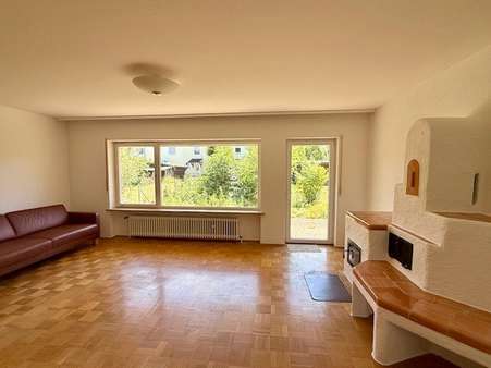 Wohnzimmer mit Grundofen Wohnzimmer mit Grundofen - Doppelhaushälfte in 82275 Emmering mit 141m² kaufen
