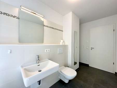 Modernes Badezimmer - Erdgeschosswohnung in 81539 München mit 53m² kaufen