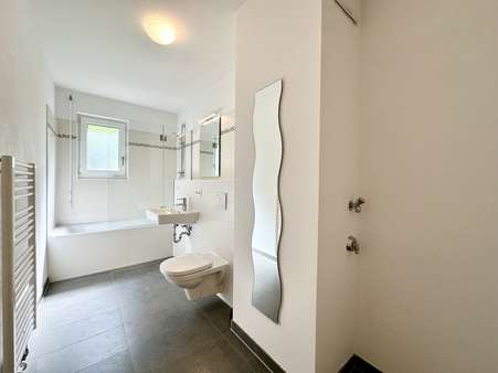 Modernes Badezimmer - Erdgeschosswohnung in 81539 München mit 53m² kaufen