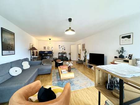 Geräumiges Wohnzimmer - Etagenwohnung in 82178 Puchheim mit 87m² mieten