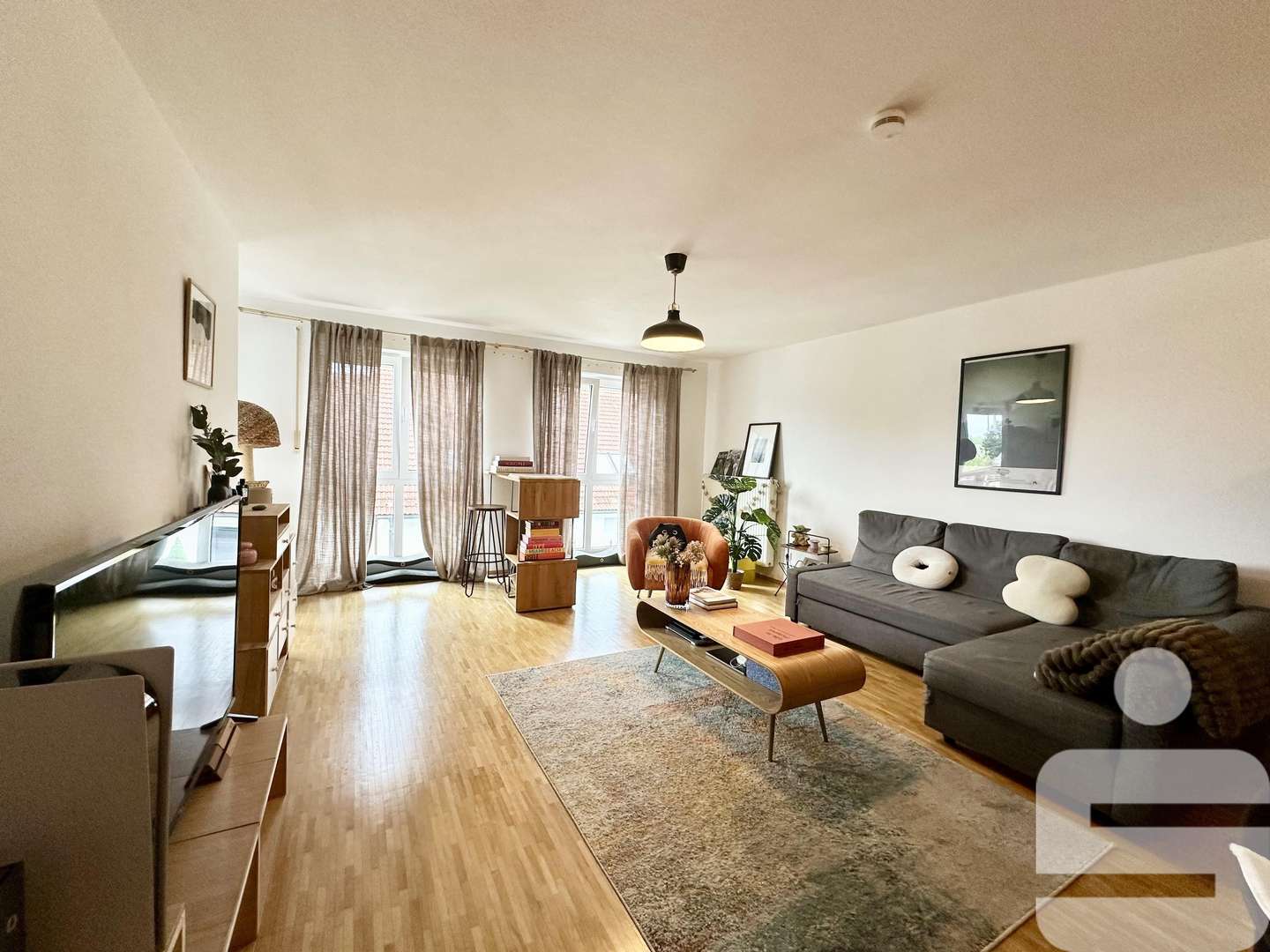 Geräumiges Wohnzimmer - Etagenwohnung in 82178 Puchheim mit 87m² mieten