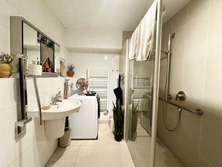 Modernes Badezimmer - Etagenwohnung in 82178 Puchheim mit 87m² mieten