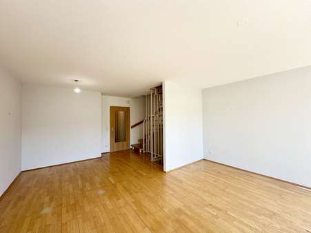 Helles Wohnzimmer - Reihenmittelhaus in 82256 Fürstenfeldbruck mit 118m² kaufen