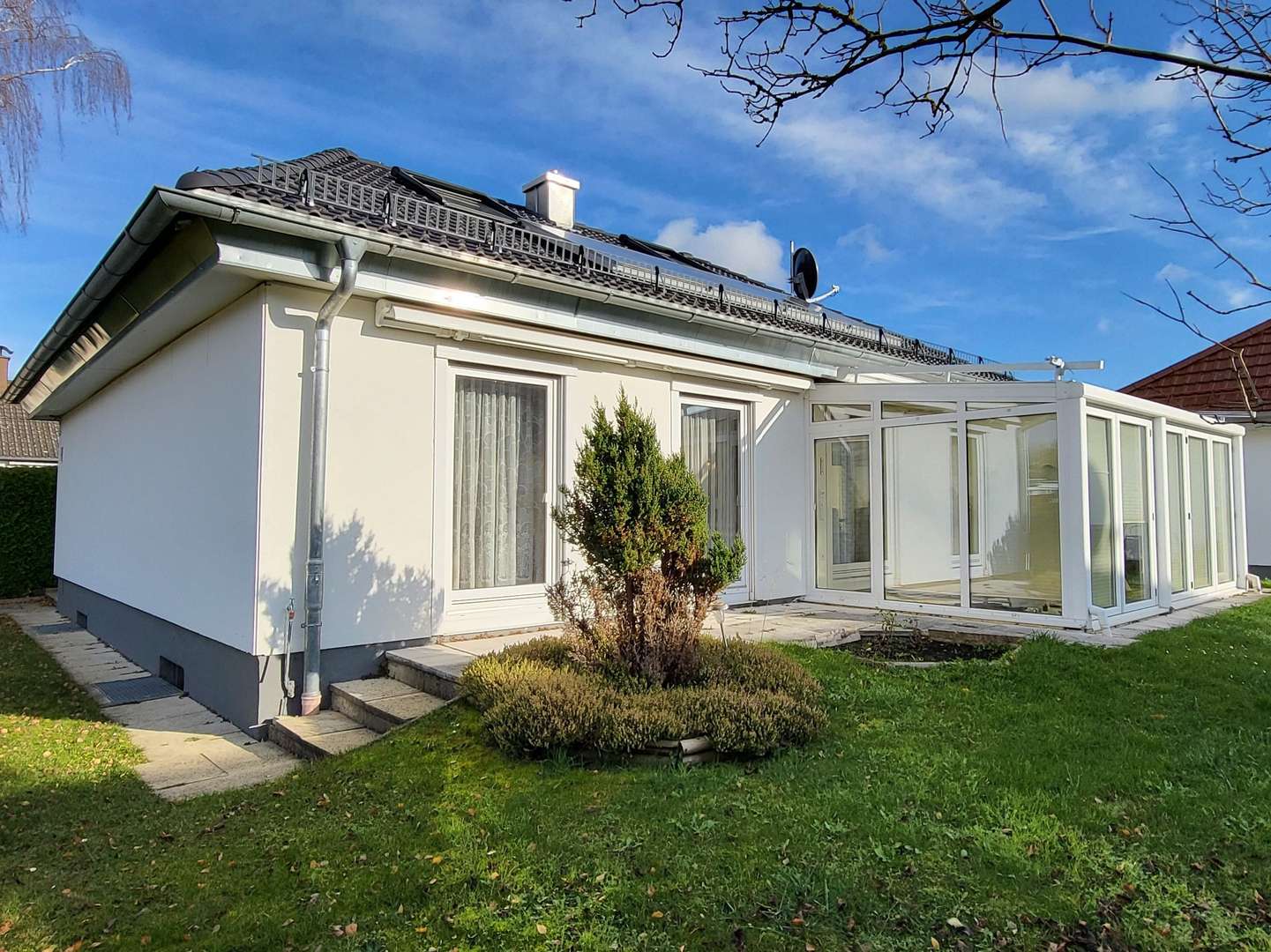 Ansicht mit Wintergarten - Bungalow in 82223 Eichenau mit 107m² kaufen