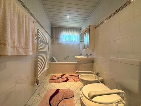 Tageslichtbad mit Wanne - Bungalow in 82223 Eichenau mit 107m² kaufen