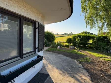 Blick in den Garten Blick in den Garten - Erdgeschosswohnung in 82256 Fürstenfeldbruck mit 130m² mieten