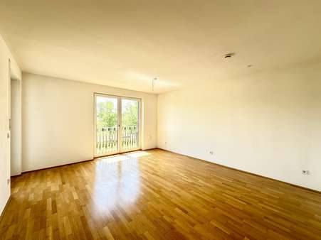 Helles Wohnzimmer Helles Wohnzimmer - Etagenwohnung in 80639 München mit 75m² kaufen