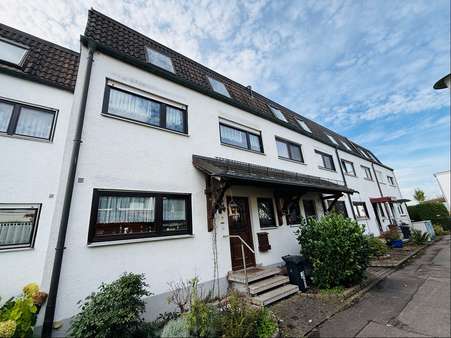 Hausansicht gen Westen Hausansicht gen Westen - Reihenmittelhaus in 82140 Olching mit 135m² kaufen